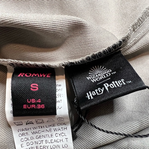 Harry Potter Women's Small A-Line Skirt Hogwarts School Logo Gray Black Pleated - Picture 7 of 7